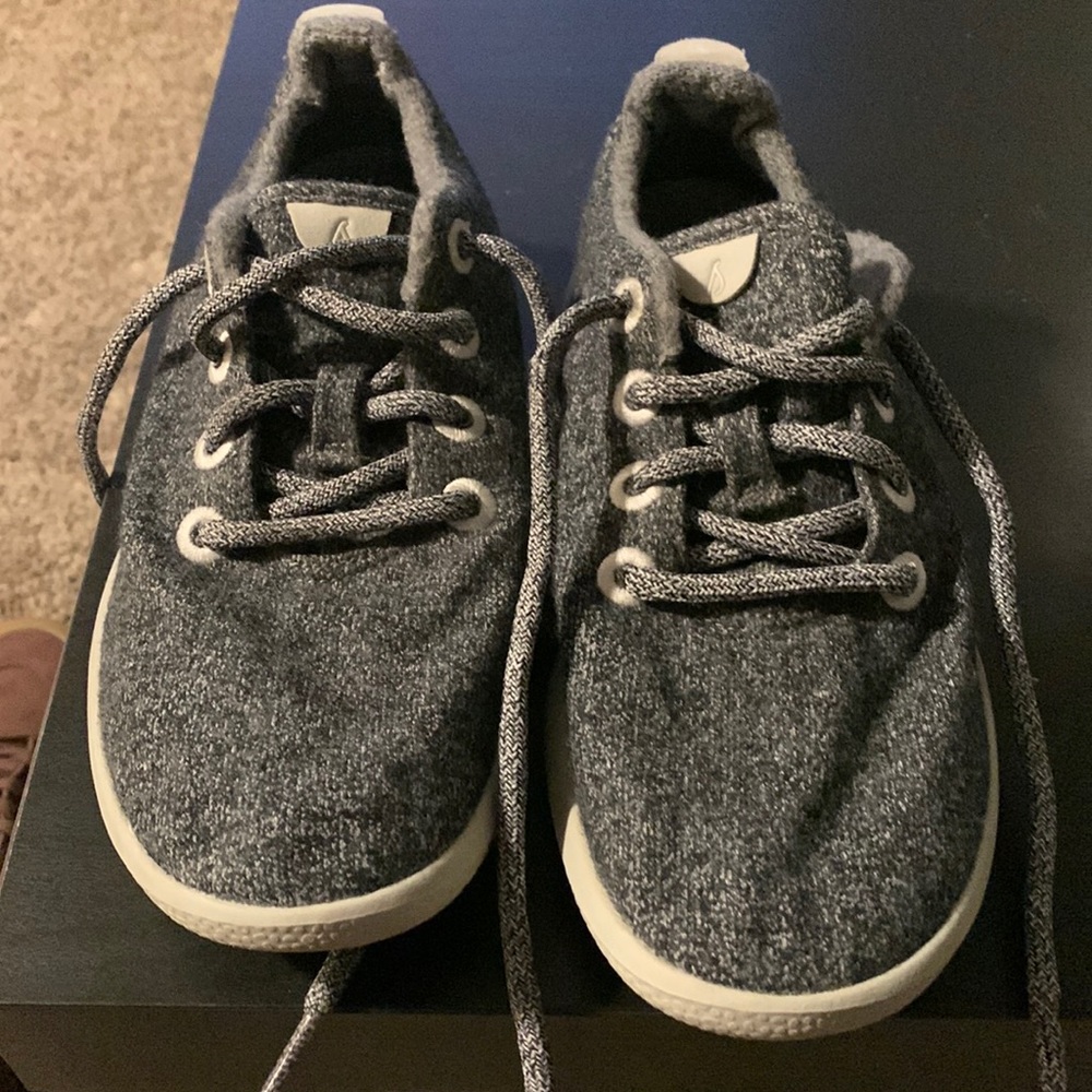 Allbirds women’s size W7 shoe in good condition.
